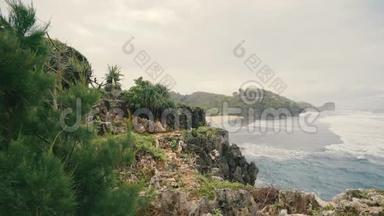 爪哇沙滩上的悬崖